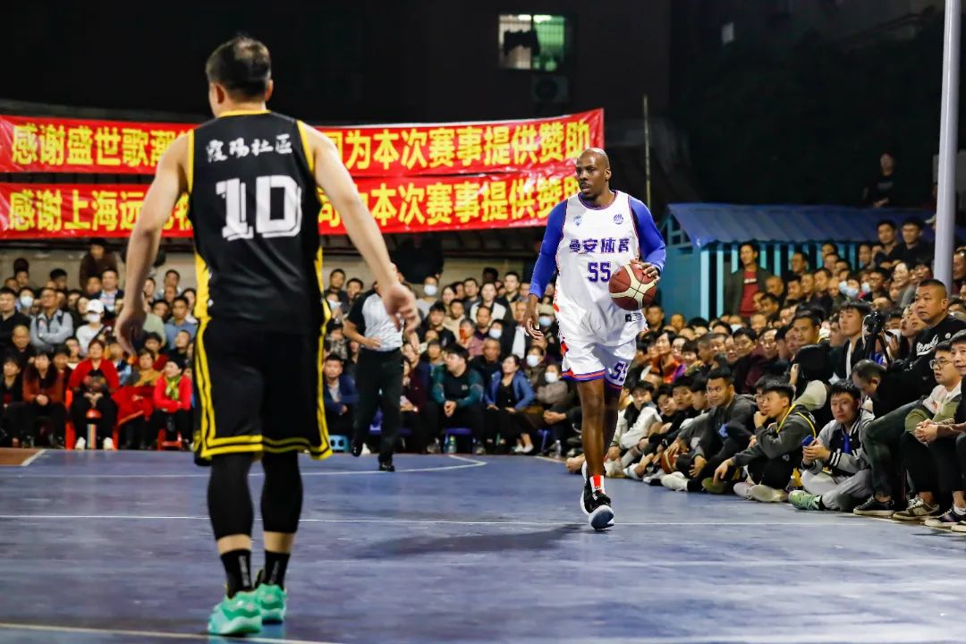 掘金约基奇豪取三双助球队连胜（约基奇轰三双领衔，掘金延续连胜）