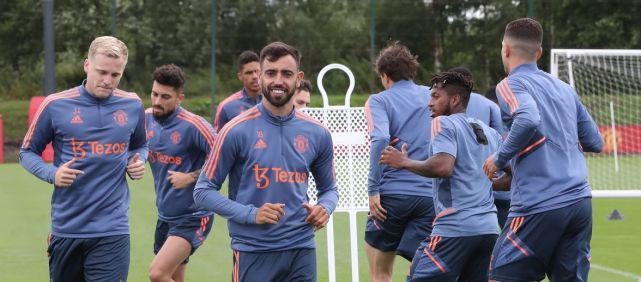 前锋关键进球锁定胜局（前锋破门奠定胜局）