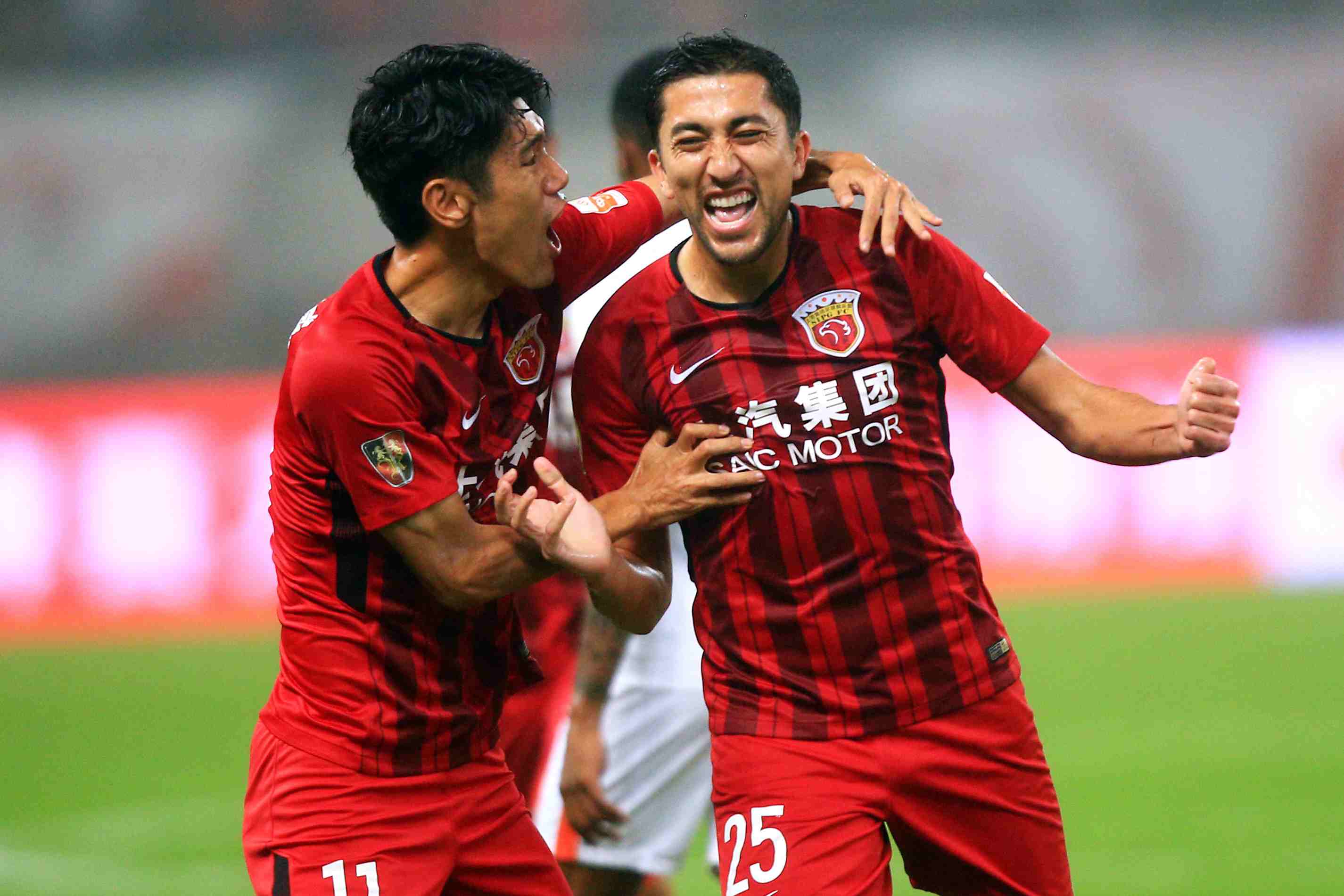 爱德华兹第三节7中5轰13分，带领森林狼追平比分（爱德华兹第三节7投5中砍13分，助森林狼扳平比分）