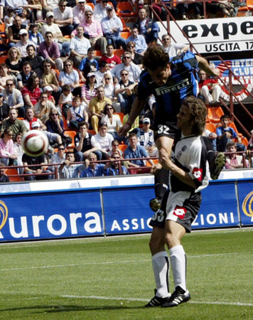 热身赛：中国女足2-0伯恩利女足，唐佳丽、张琳艳破门（中国女足热身赛2-0力克伯恩利女足，唐佳丽、张琳艳各入一球）