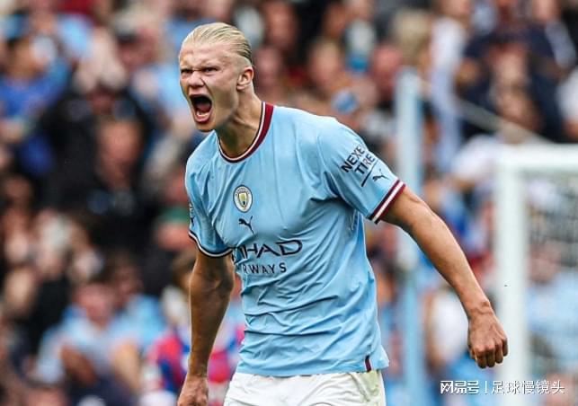 队友送大礼！QPR绝杀功臣疯狂庆祝，下一秒只剩底裤苦笑（队友大赠送！QPR绝杀英雄狂喜庆祝，转眼只剩内裤无奈苦笑）