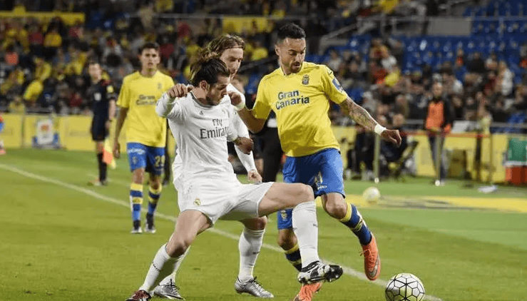 内维尔：萨拉赫做法不对，C罗在曼联曾做过类似事让我很不满（内维尔批评萨拉赫行为不当：C罗在曼联时的相似举动也曾令我不满）