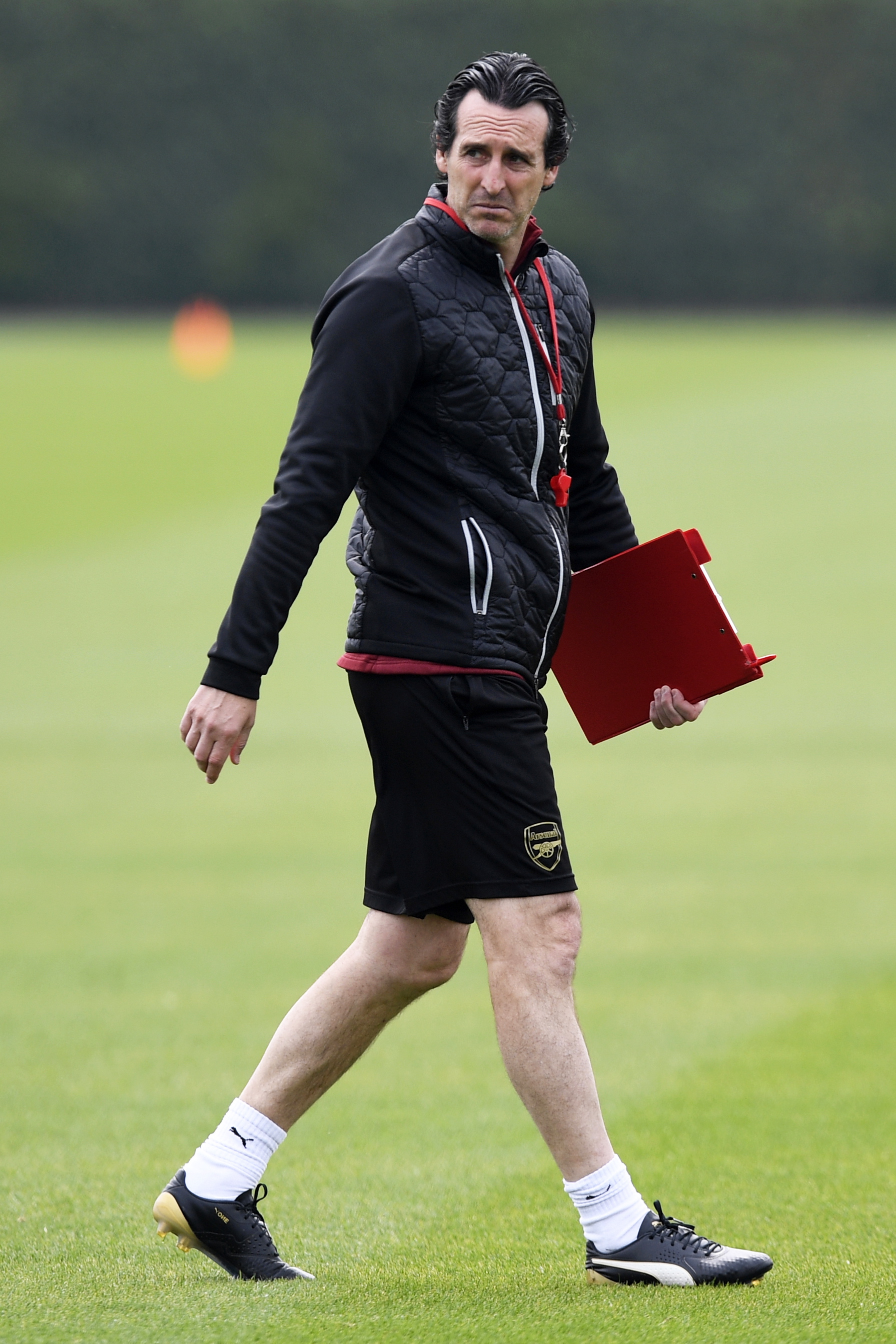 媒体人：亚泰其他工作人员好久没发薪了，坚持岗位是为爱发电（媒体人称亚泰多名工作人员长期未发薪，仍凭热爱坚守岗位）